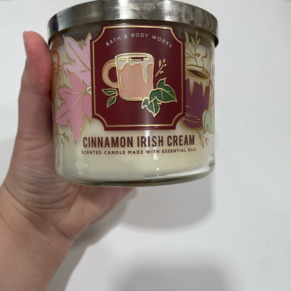 Bath & Body Works Cinnamon Irish Cream Candle - Cream and Gold - Picture 1 of 3
